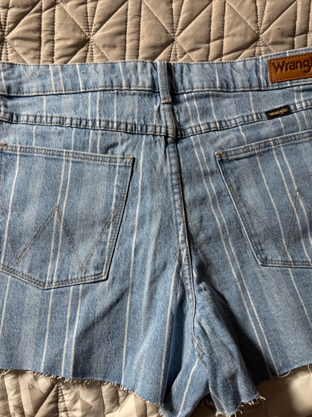 NEW Women’s Wrangler 12/31 Shorts - Picture 3 of 3